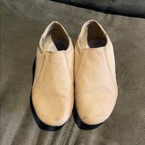 Kids Tan Jazz Dance Shoes (Please read description for sizing!)